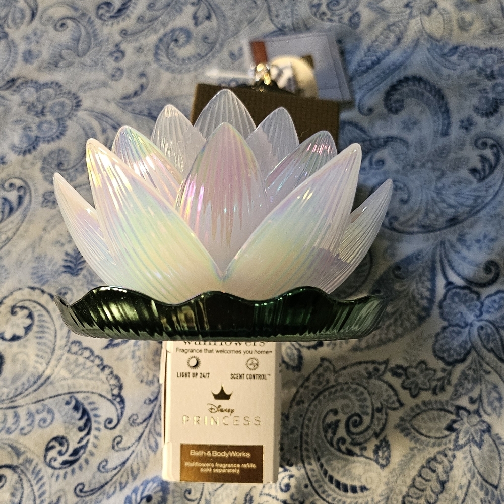 Bath & Body Works Iridescent White and Green Flower Holder